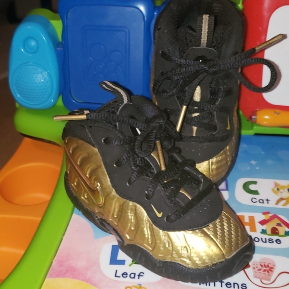 Nike-Foambosite GOLD and BLACK - Picture 1 of 4